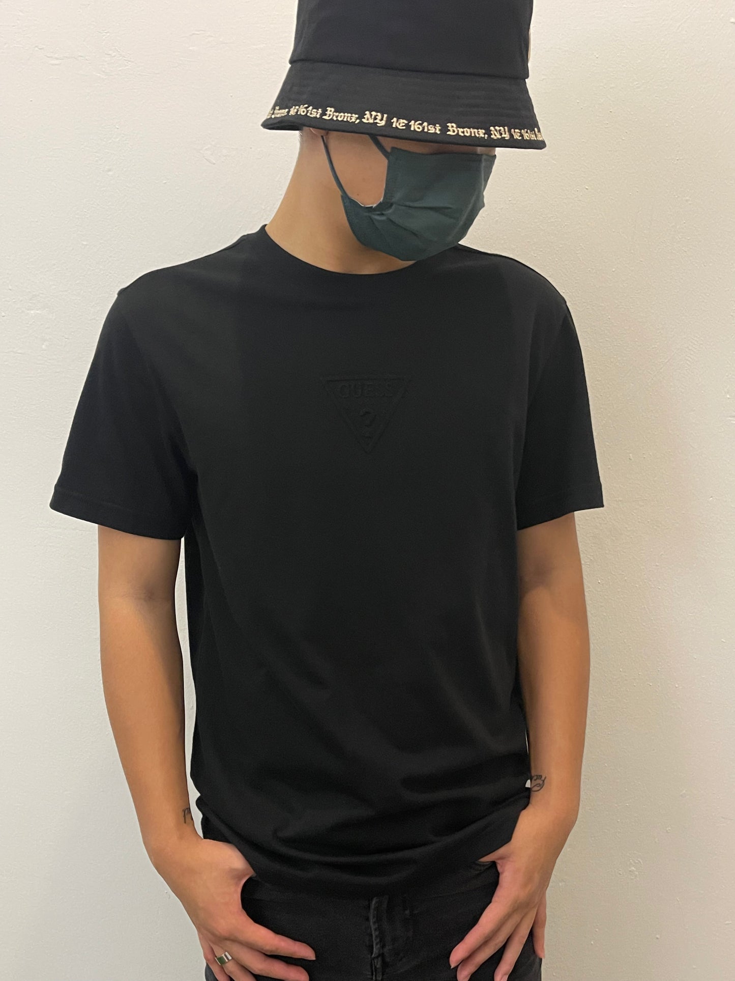 GUESS MID SMALL 3D TRIANGLE LOGO