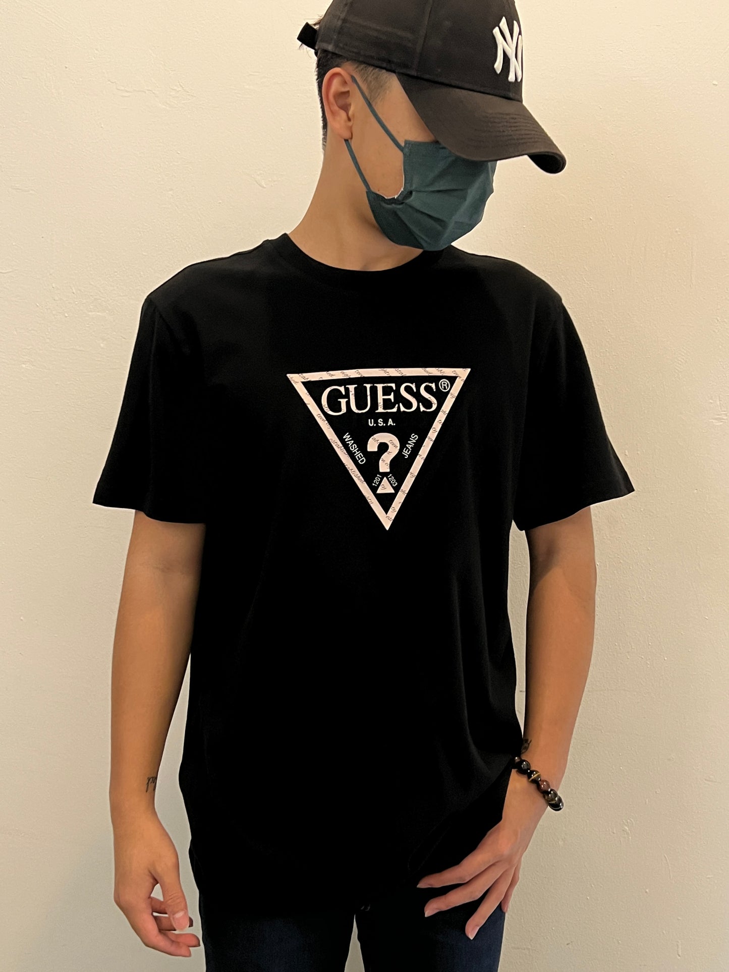 GUESS 3D WORDING TRIANGLE LOGO