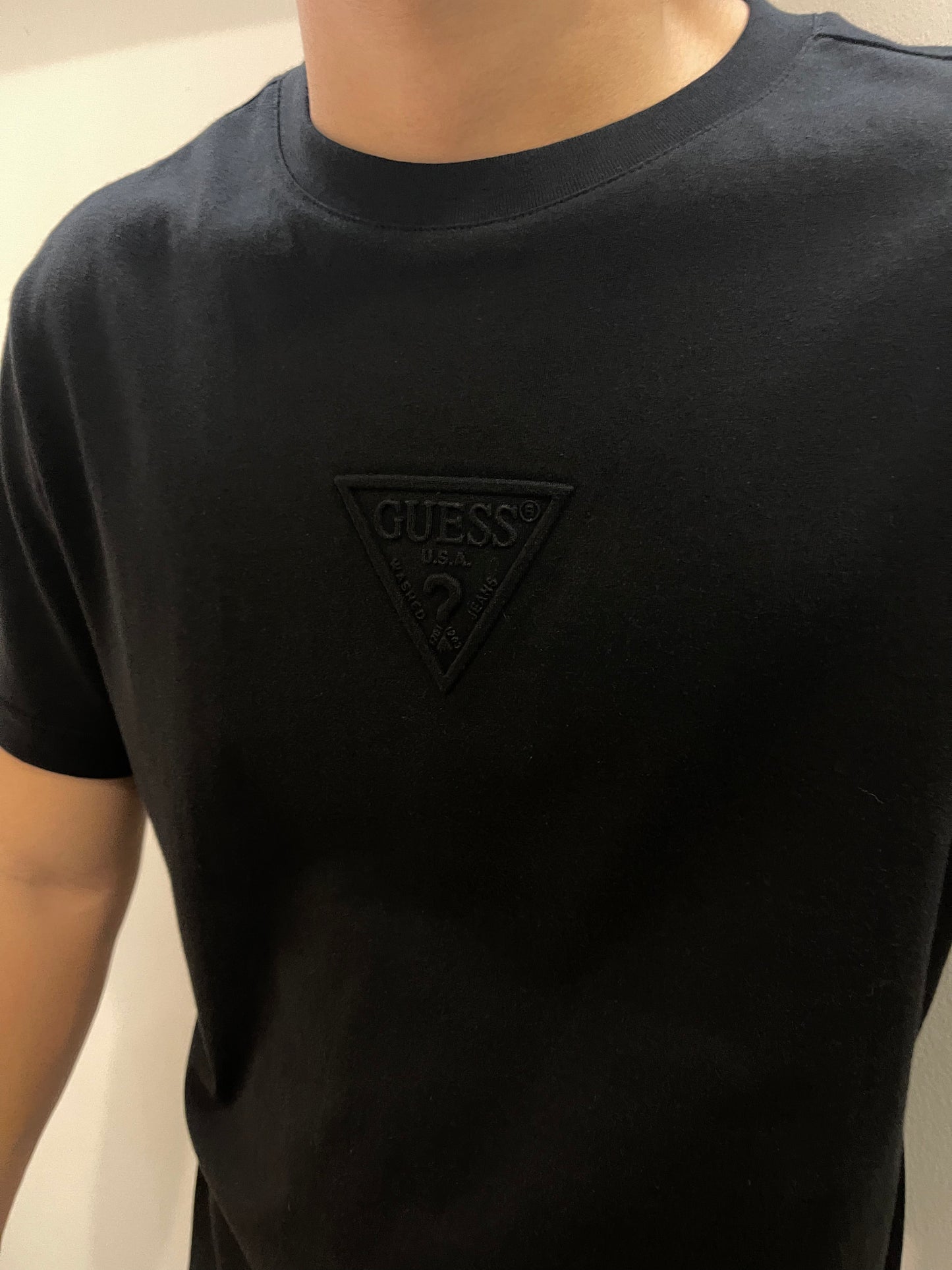 GUESS MID SMALL 3D TRIANGLE LOGO