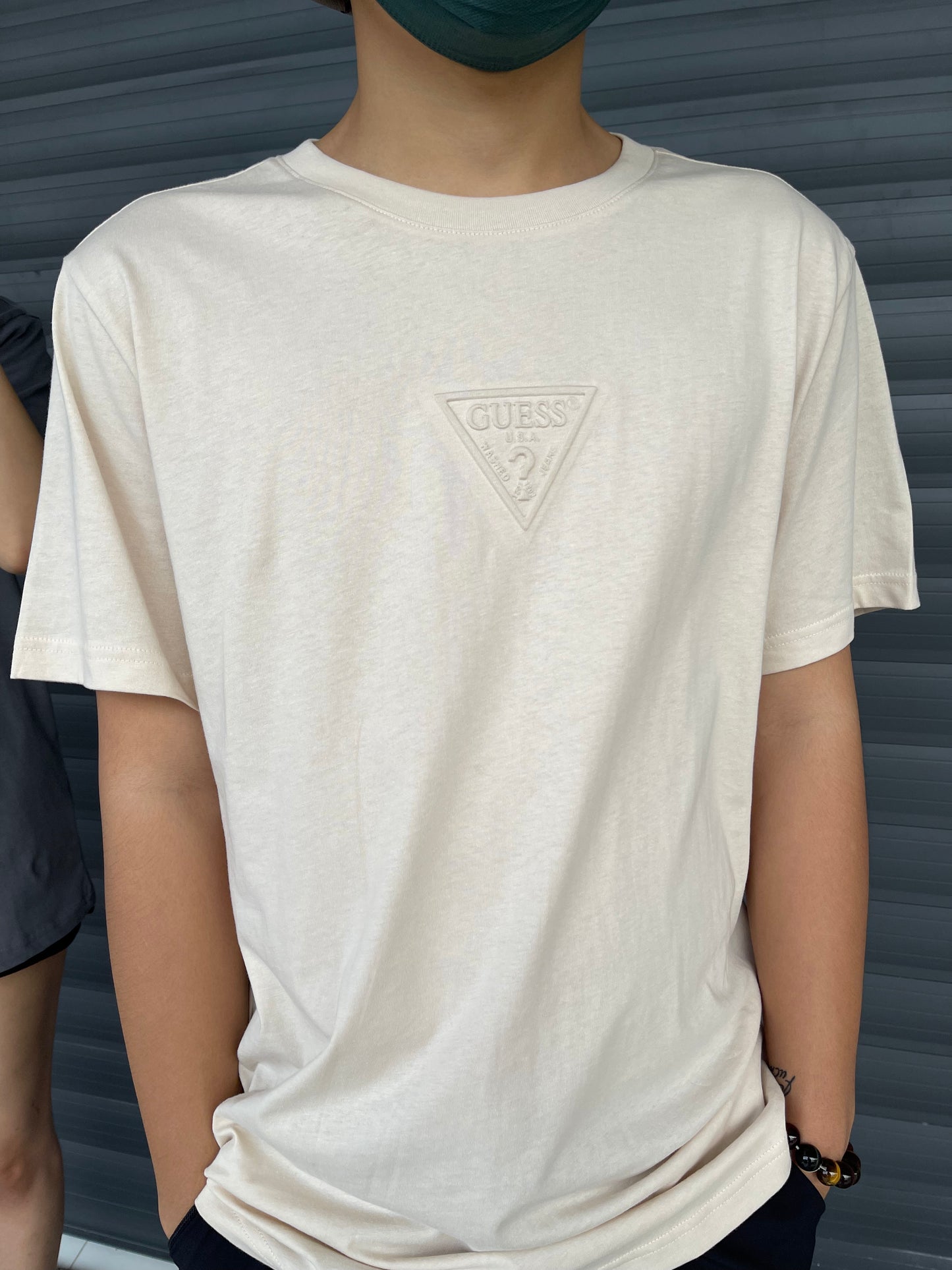 GUESS MID SMALL 3D TRIANGLE LOGO