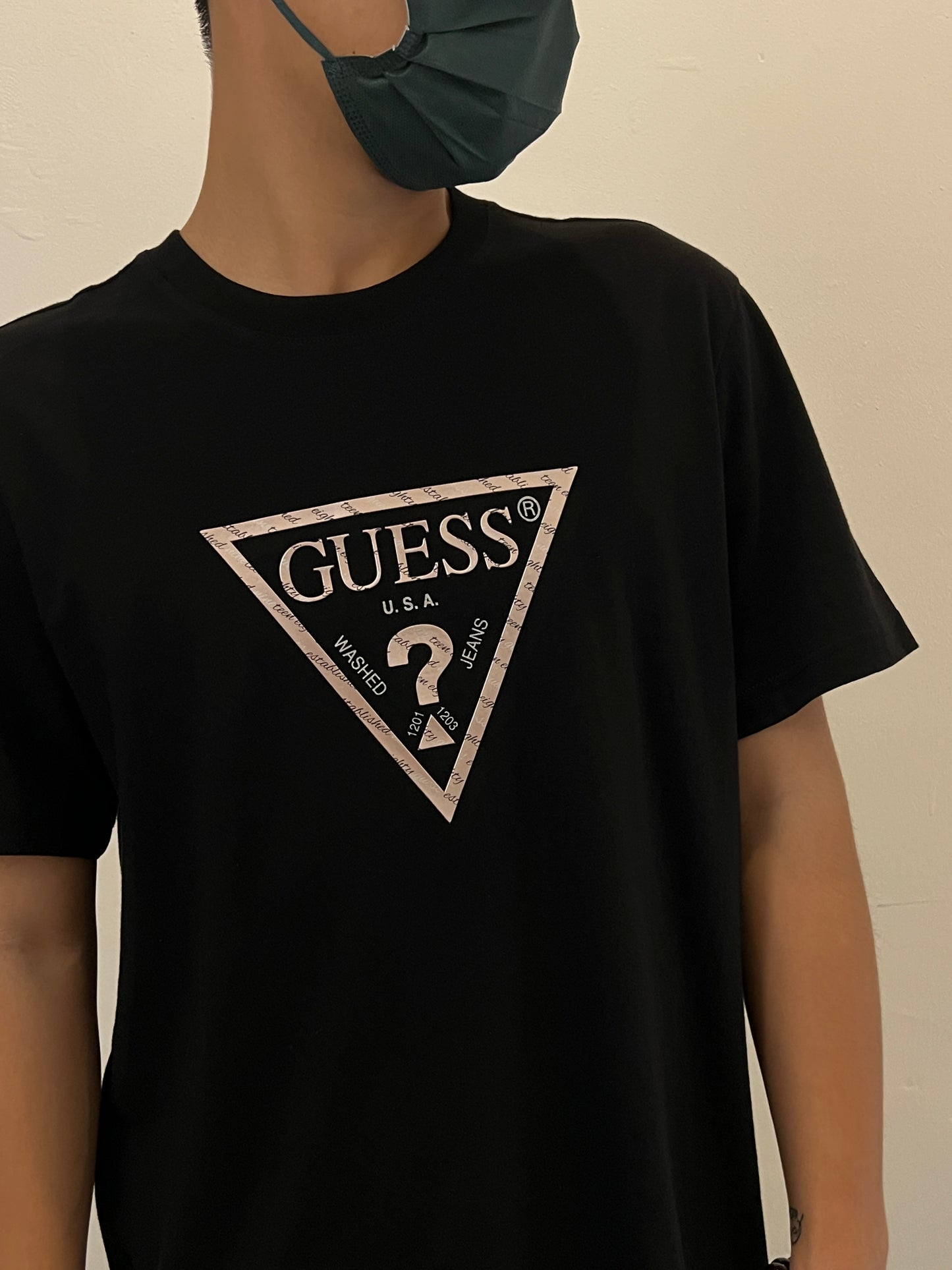GUESS 3D WORDING TRIANGLE LOGO
