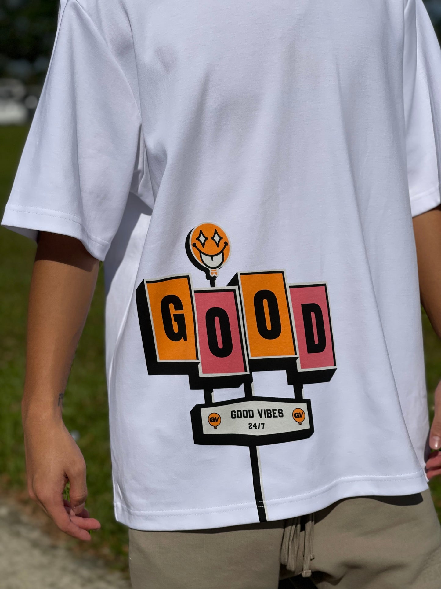 GOOD VIBES SIGNBOARD TEE