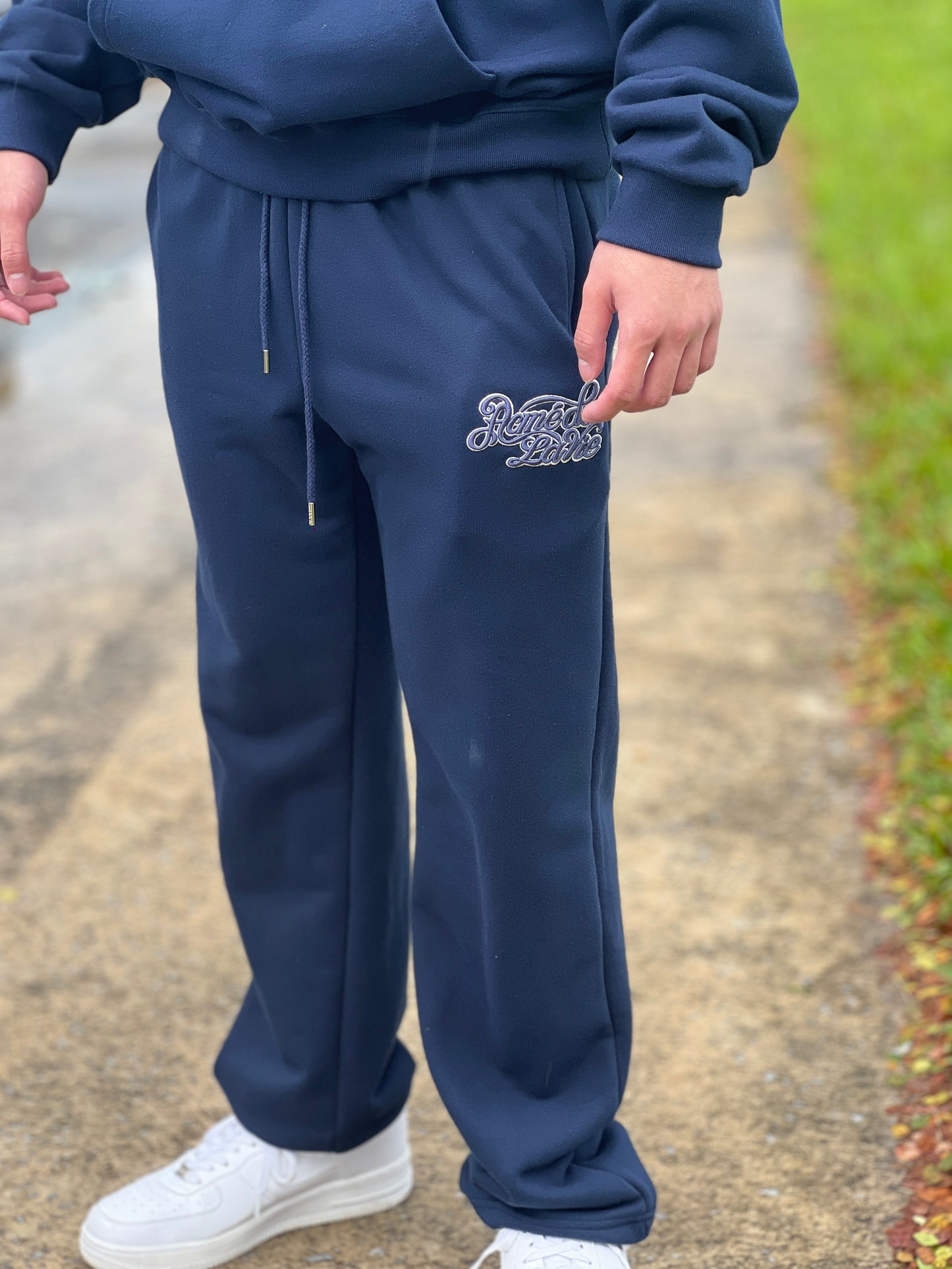 ADLV CURLY EMBOSS EMBROIDERY SWEAT PANTS