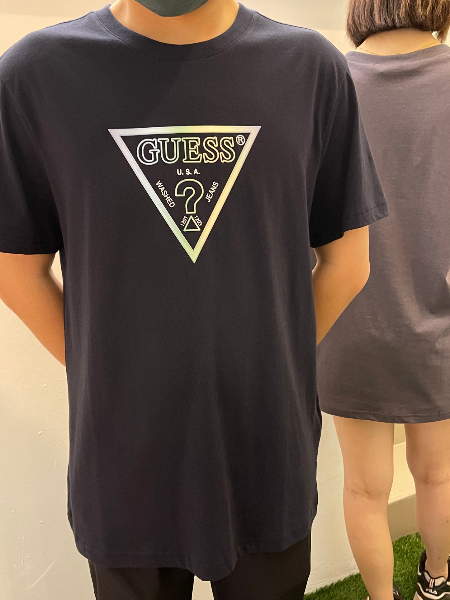 GUESS TRIPLE COLOUR TRIANGLE LOGO